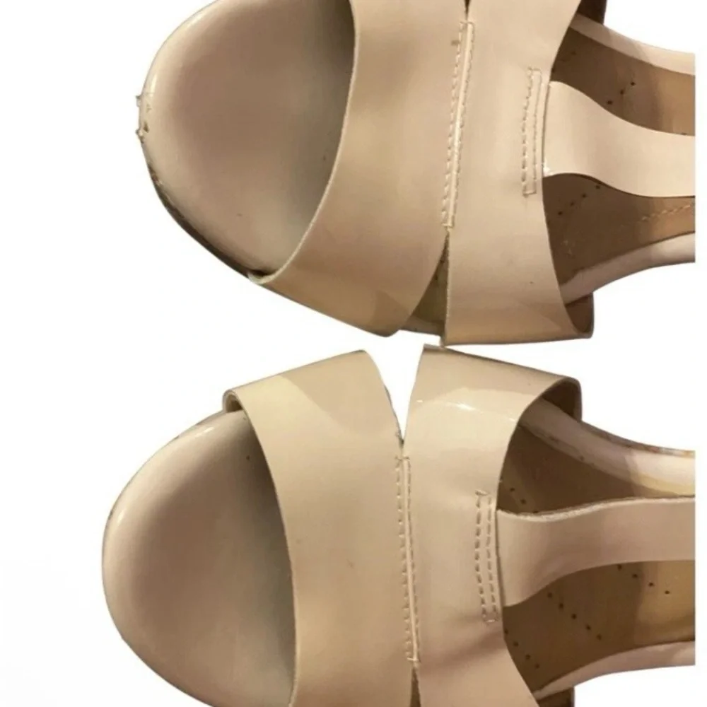 Clarks Artisan Women's 9.5 Wedge Heel Beige Patent Leather Sandals Ankle Buckle